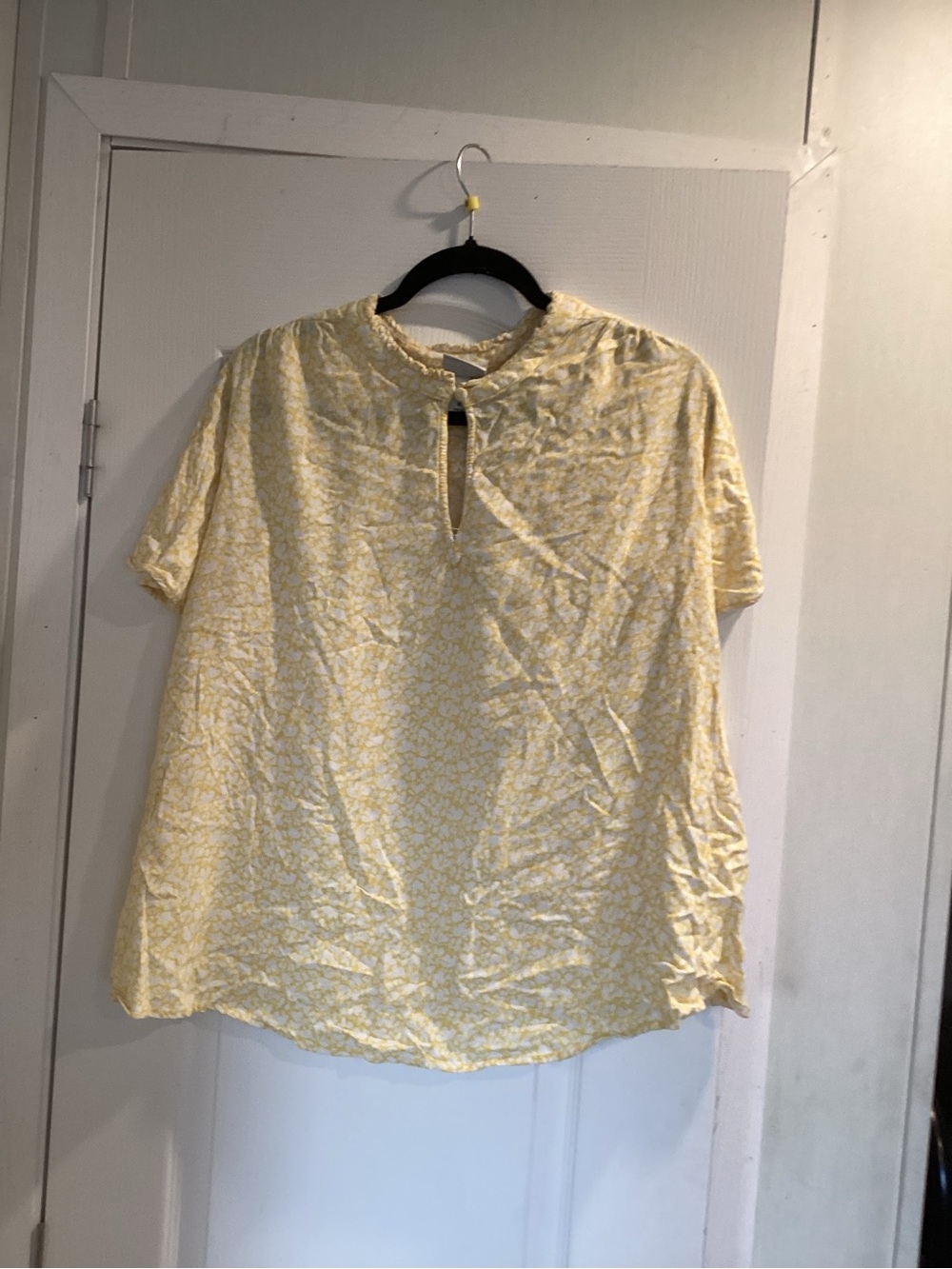 Ava & Viv Light Yellow Floral Keyhole Short Sleeve Blouse 1XL EUC